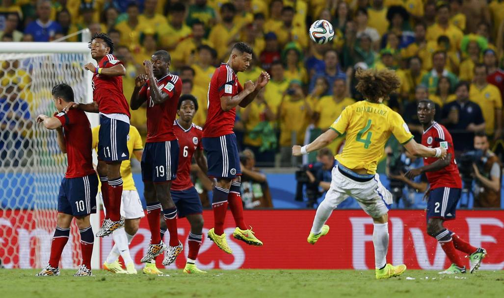 Il gol di David Luiz su punizione. Action Images